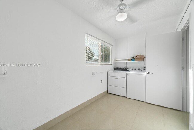 Building Photo - 16911 Crestview Ln