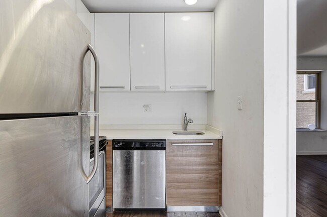 Building Photo - 1 Bedroom in Edgewater/North Uptown