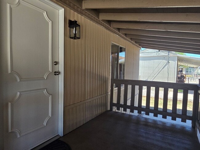 Foto del edificio - Fully Remodeled 2 bed/2 bath on 2 lots and Huge detached Garage!