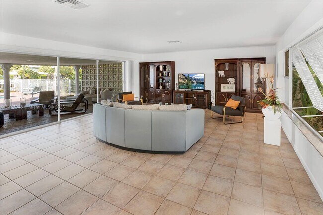 Building Photo - 460 Alamanda Dr