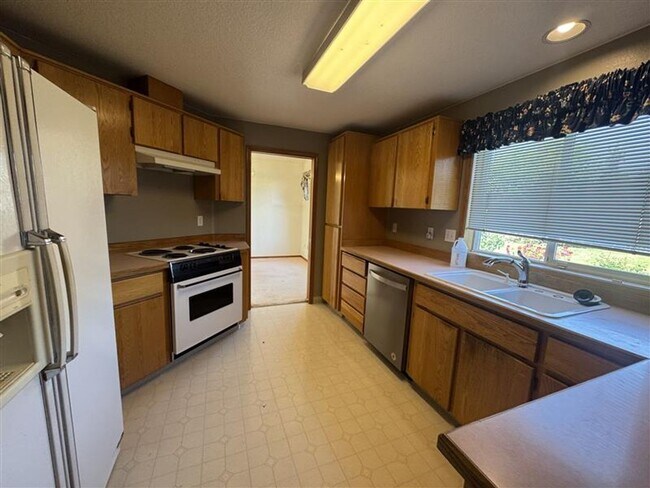Building Photo - 6851 SE Moscato Ct
