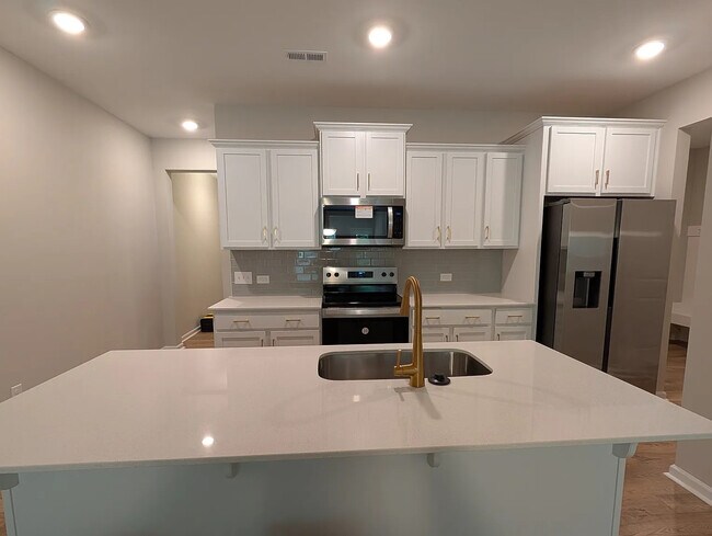 Foto del edificio - Room in Townhome on Reeves St