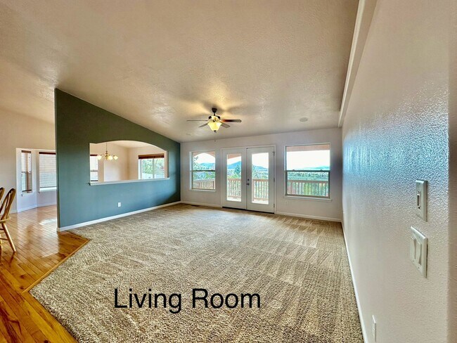 Building Photo - 5 Bdrm, 3 bath Exectutive Home with Breath...