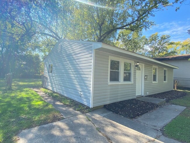 Foto del edificio - 3 Bedroom Home in Gary