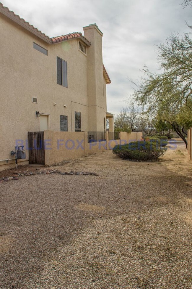 Building Photo - STUNNING 4 BED W/ POOL & VIEWS