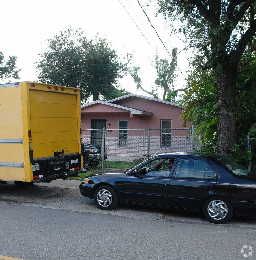 Foto del edificio - 952 NW 80th St