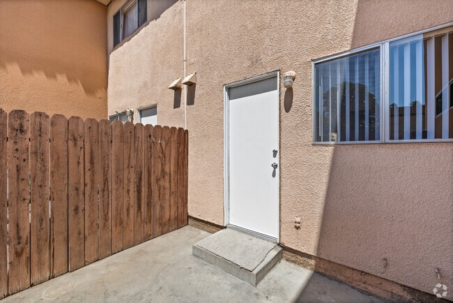 1BR, 1BA - 621SF - Patio - Reseda Village Green