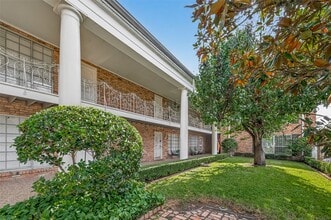 Building Photo - 2201 Fountain View Dr
