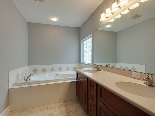 Building Photo - 1537 Crescent Hills Dr
