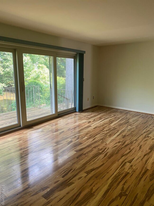 Building Photo - 629 Oakbrook W