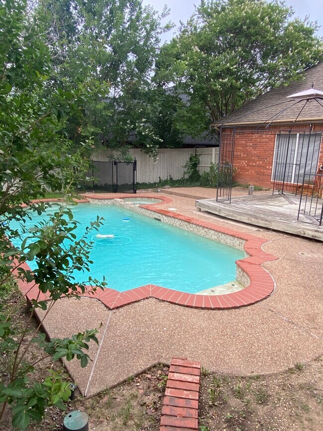 Foto del edificio - 2733 Woodbridge Dr