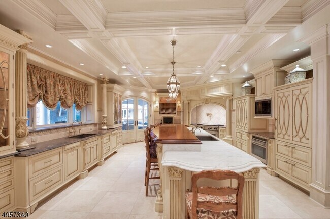 Foto del edificio - 677 Charnwood Dr