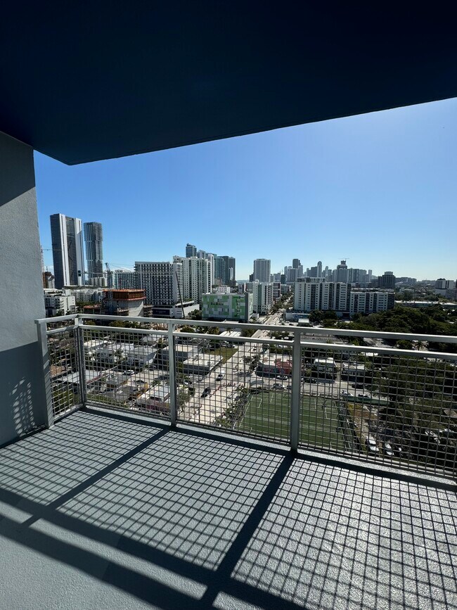 Vista desde el balcón - 341 NE 35th St