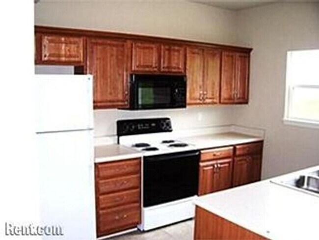 Building Photo - 3 Bedroom 2 1/2 Bath Townhouse