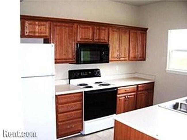 Building Photo - Completely Renovated 3 Bedroom 2 Bath Duplex