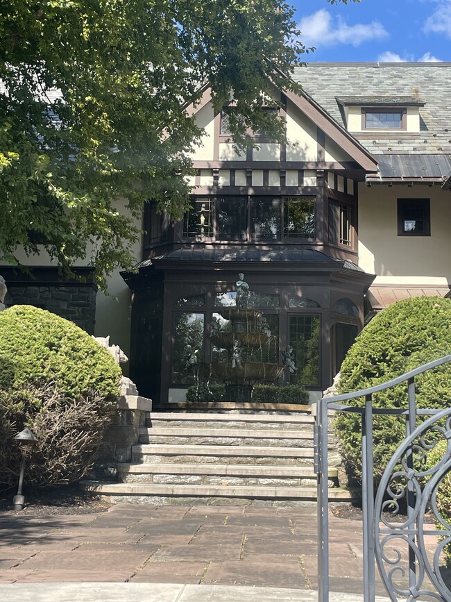 Building Photo - 2615 East Ave