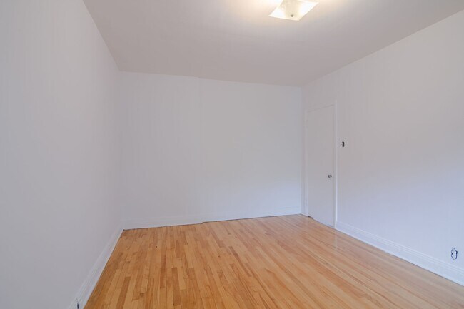 Building Photo - 3500 Av. Ridgewood