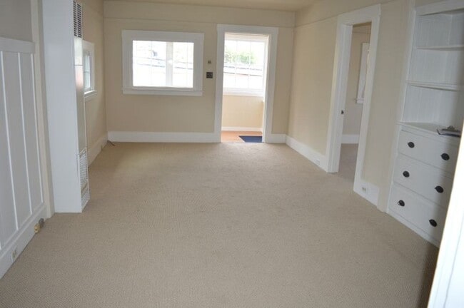 Building Photo - Charming & Bright Unit in Sausalito Banana Belt!