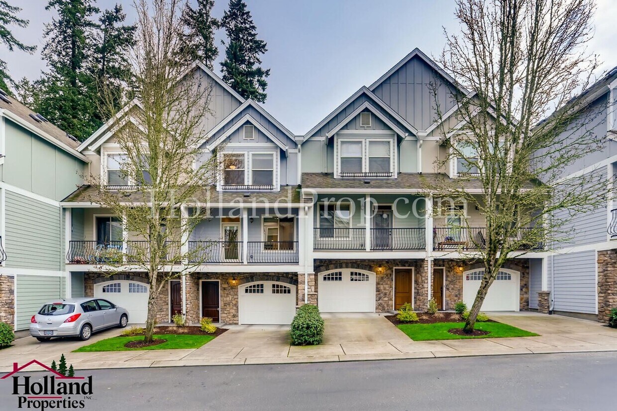Foto principal - Pet free 3 bedroom Home with natural light...