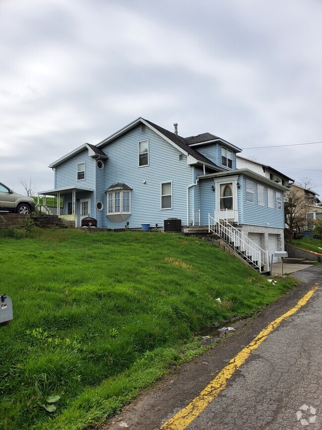 Building Photo - 384 Gilmore St