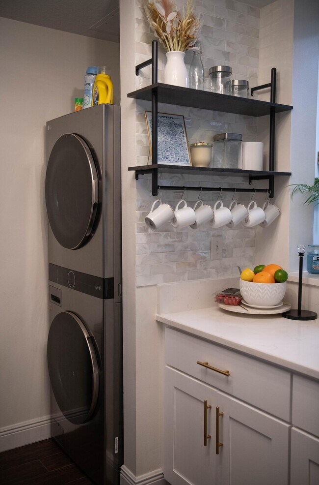 Building Photo - 1203 Town Center Dr