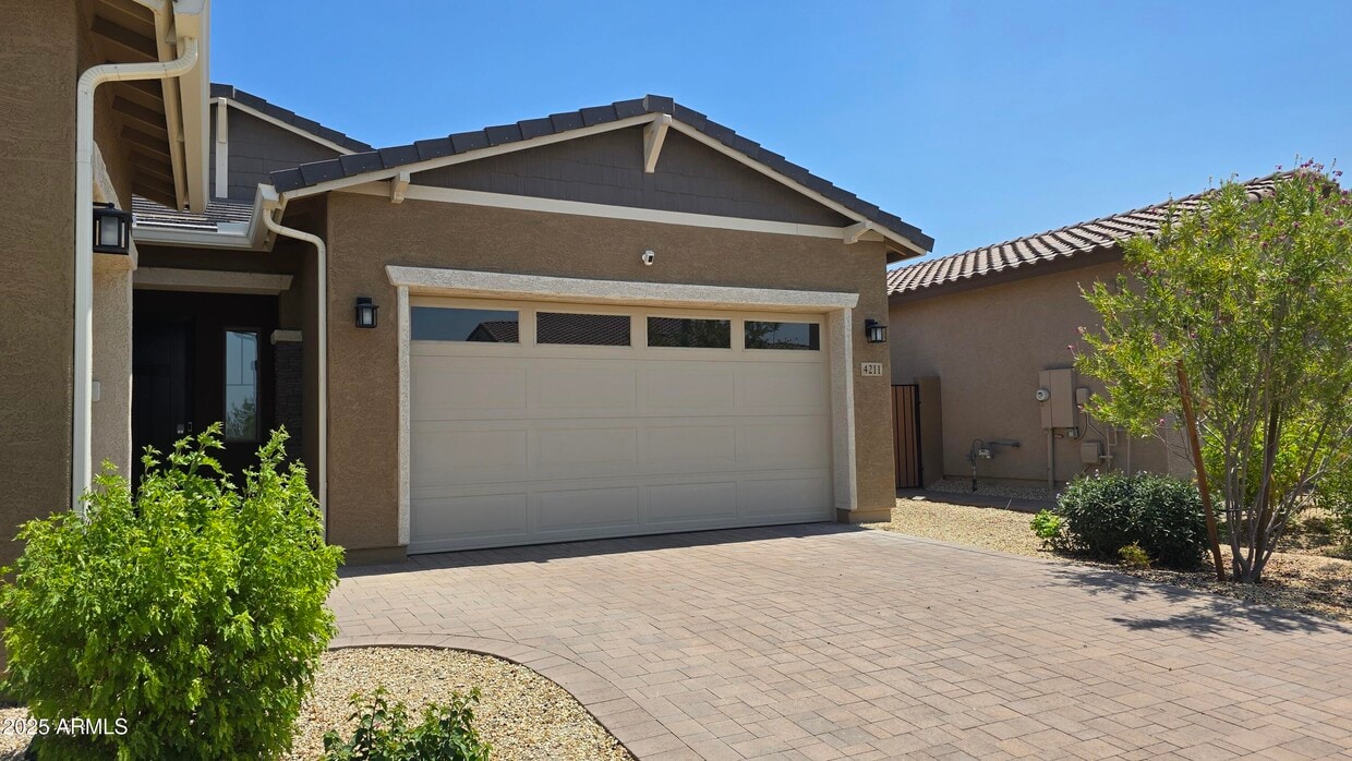 Foto principal - 4211 S 109th Ave