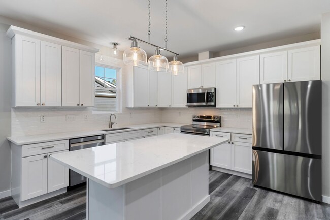 Building Photo - 4 Bedroom/2 bath Ranch within Minutes of D...