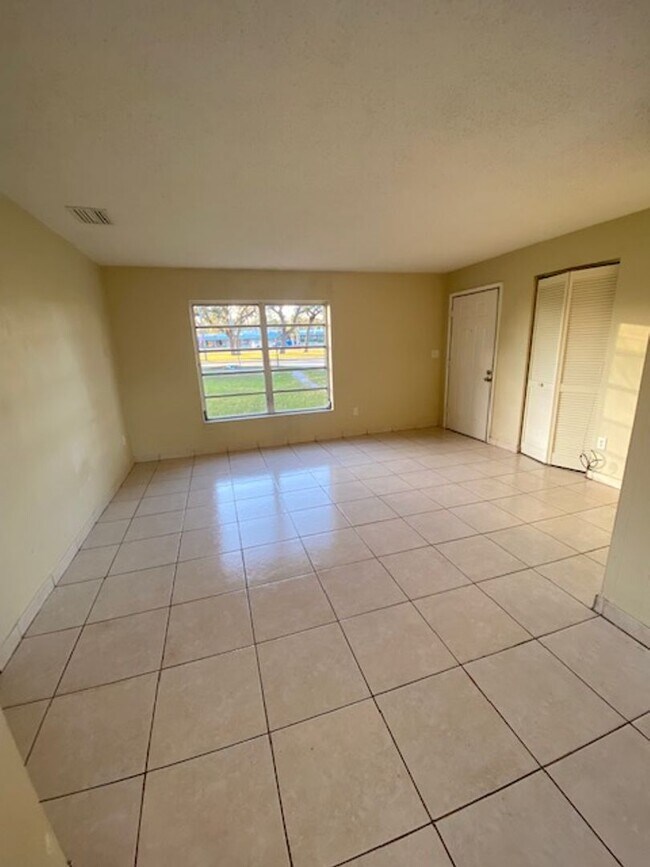 Building Photo - 2 Bed 1 Bath | Large Yard | Washer/Dryer H...