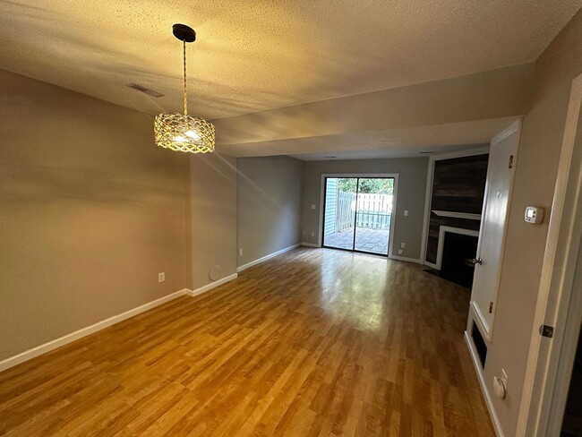 Foto del edificio - Convenient Townhome just off Lawndale Dr i...