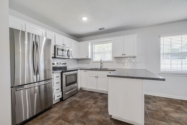 Foto del edificio - Updated 3BR Home with Fenced Yard in the H...