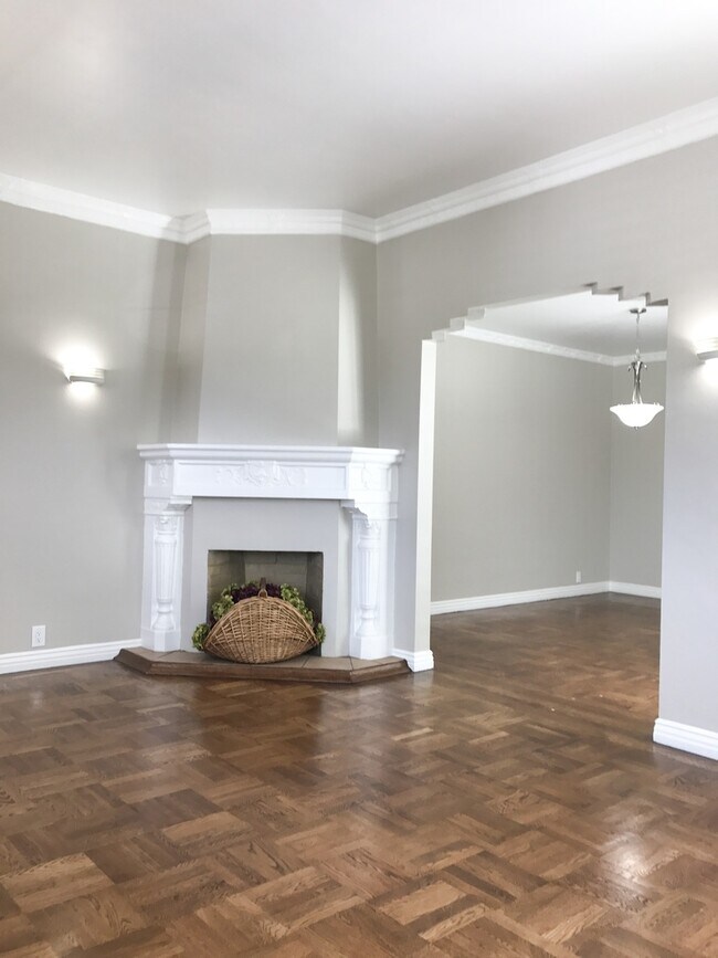 Building Photo - Bright and Elegant Home in Desirable Inner...