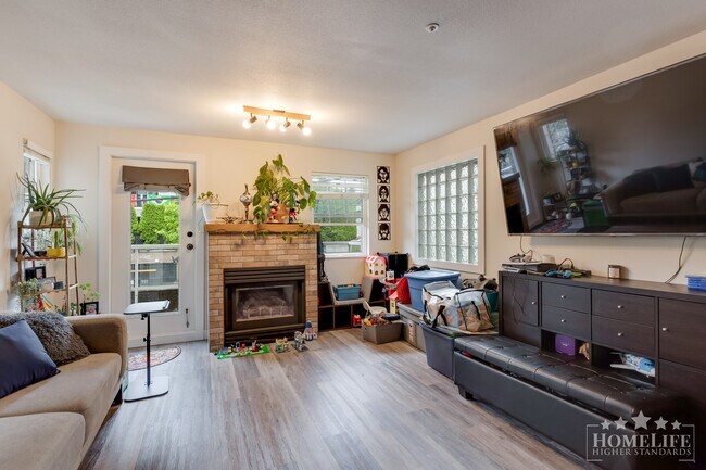 Photo du bâtiment - Spacious 2 Bedroom Ground Floor Condo at Connamara Place in Central Port Coquitlam