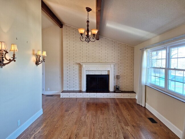 Building Photo - Beautiful 3BD/3BA Basement Rancher with 2 car garage in West Knoxville