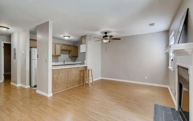 Sala de estar - 225 E 8th Ave