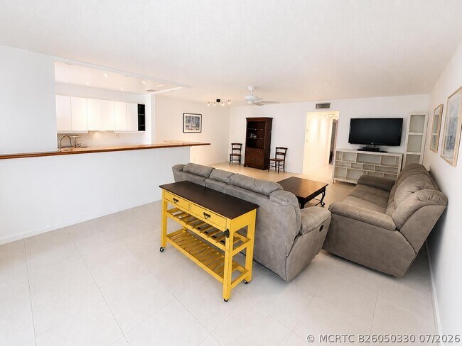 Building Photo - 1207 S Drive Way