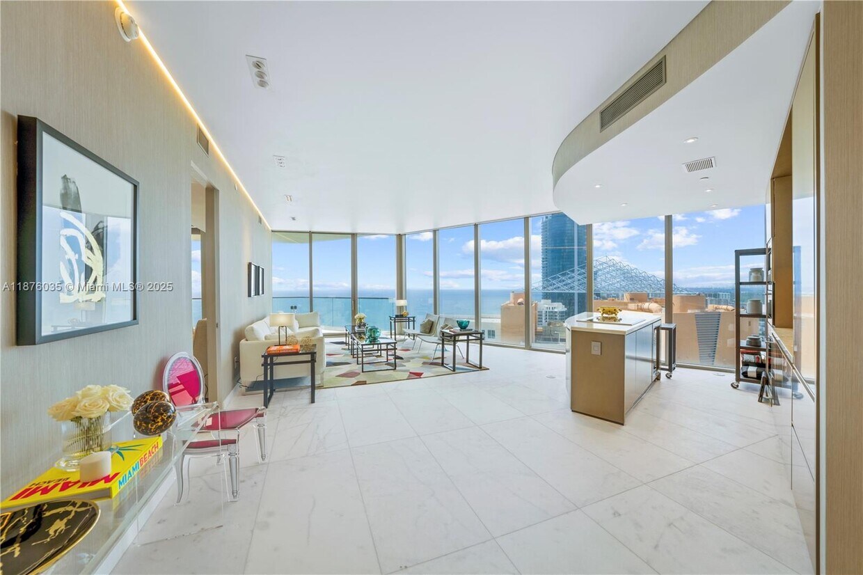 Foto principal - 18975 Collins Ave
