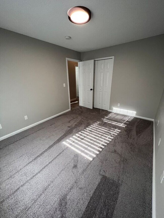 Building Photo - NEWLY REMODELED 4 BED 2 BATH HALF OFF 1ST ...