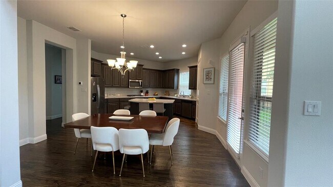 Building Photo - 2685 Venice Dr