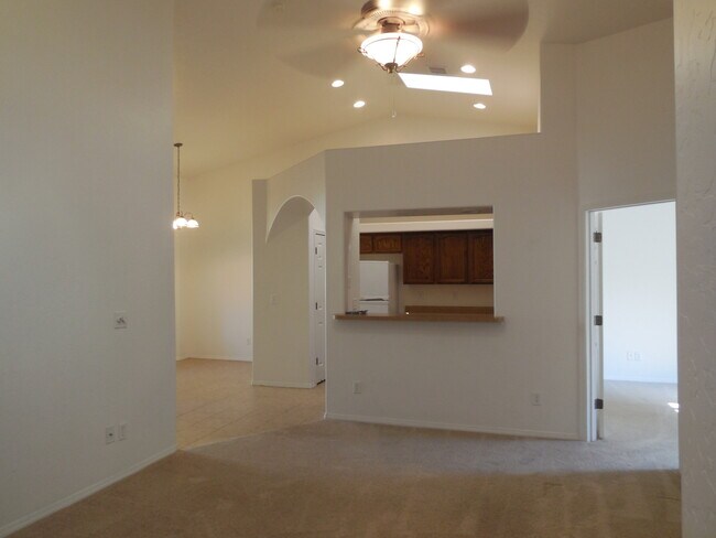 Foto del edificio - 2 BEDROOM TOWNHOME AVAILABLE NOW!
