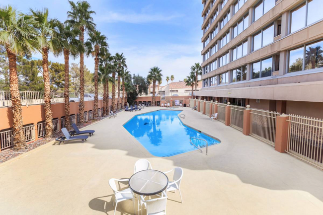 Foto del edificio - 1020 E Desert Inn Rd