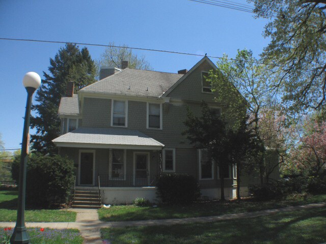 Building Photo - 402 N Elm St