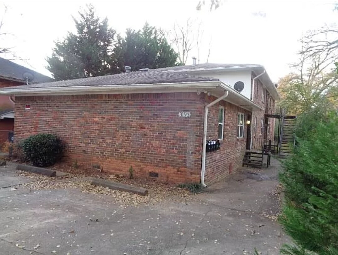 5 unit apartment building with balcony/patio - 3193 E Point St