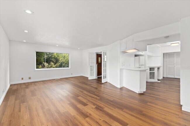 Building Photo - 4 Bedroom 2 Bath with Den Spacious Lot and...