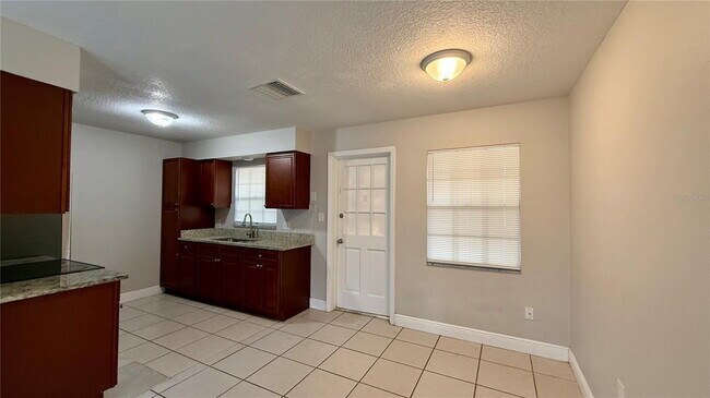 Foto del edificio - 210 N Lone Oak Dr