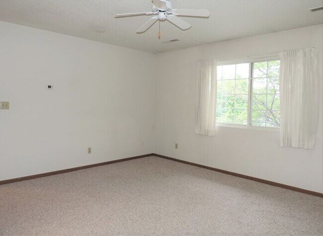 Foto del edificio - $1,125 | 2 Bedroom, 1 Bathroom 3rd Floor Condo | Pet Friendly | Available for August 1st, 2026 Mo...