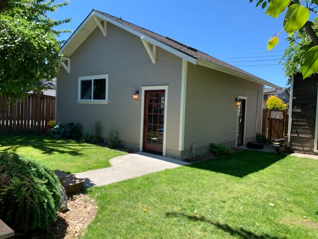 Garage - 5032 N Vassault St