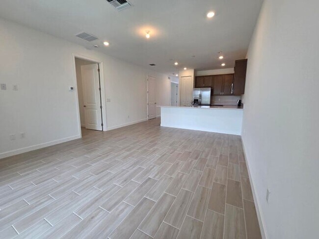 Foto del edificio - 5690 Divine Dr