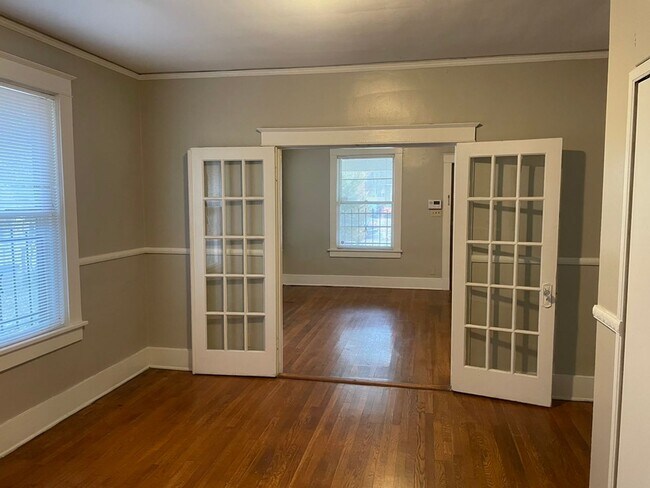 Foto del edificio - Charming 3-Bedroom Midtown Bungalow with Hardwood Floors & Spacious Backyard Deck