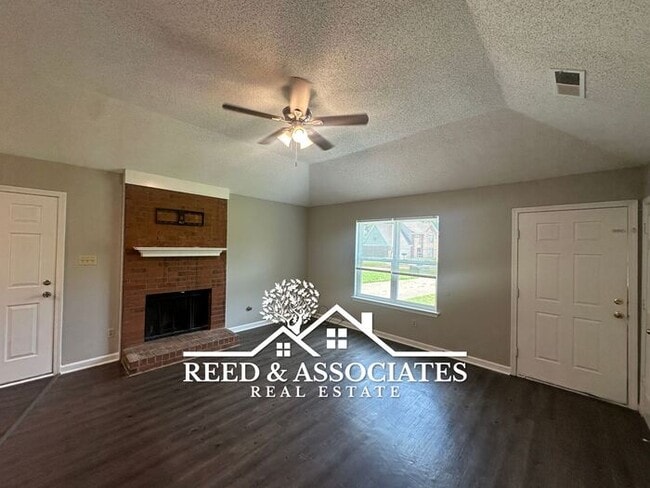 Building Photo - Olive Branch Home Located in Quiet Cove!