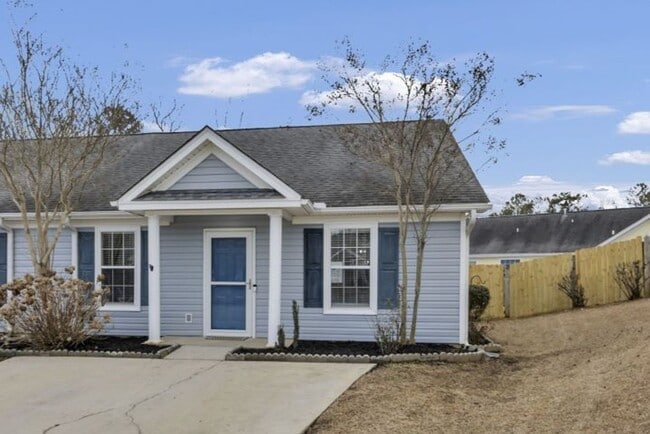 Building Photo - CHAPIN SCHOOLS! RENOVATED TWO BEDROOM